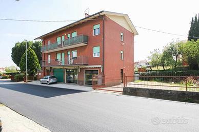 Palazzo / Stabile di 590 m² con più di 5 locali a 