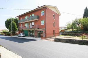 Palazzo / Stabile di 590 m² con più di 5 locali a 