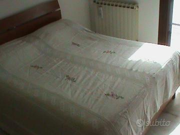 COPRILETTO CON CANAPA RICAMATA E STRISCE UNCINETTO