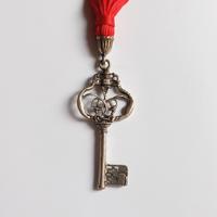 Chiave in argento 925  traforata con nappina rossa