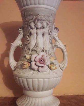 Capodimonte  Vaso con scena danzante e Rose