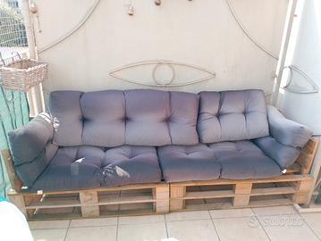 divanetto pallet con cuscini 