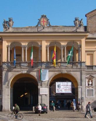 Bilocale Lodi 2 balconi e box auto