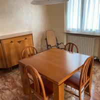 Tavolo con quattro sedie