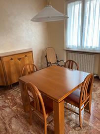 Tavolo con quattro sedie