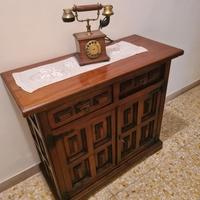 credenza bassa a due ante e due cassetti