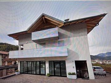 Albiano (TN) locale commerciale fronte strada.