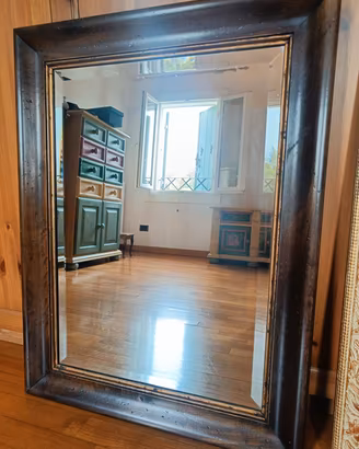Specchio con cornice in legno