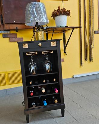 comodino modificato portabottiglie vino