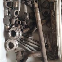 Cassetta con bulloni, raccordi e minuteria metalli