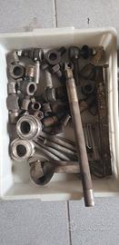 Cassetta con bulloni, raccordi e minuteria metalli