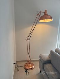 Lampada da terra in rame