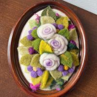 Composizione floreale in cornice ovale vintage