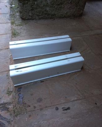 Supporto in PVC per compressore esterno split.