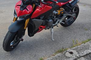 Streetfighter v2s 2026 con accessori tagliandata