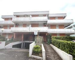BIBIONE: APP.TO ARREDATO 70 MT. DAL MARE