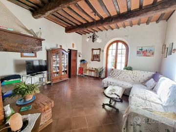 Rustico / Casale di 250 m² con più di 5 locali a M