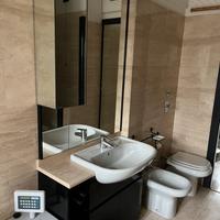 Mobile bagno con lavabo e specchio a parete