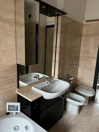 Mobile bagno con lavabo e specchio a parete