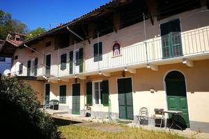 Villa di 220 m² con più di 5 locali a Camburzano