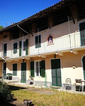 Villa di 220 m² con più di 5 locali a Camburzano