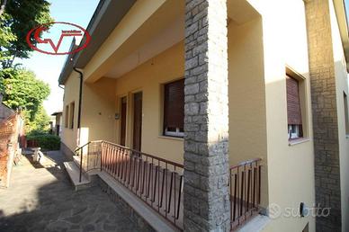 Villa di 230 m² con più di 5 locali e box auto a L