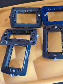 1 supporto compatibile Bticino Living 3 moduli