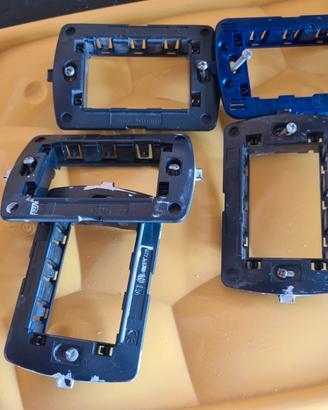 1 supporto compatibile Bticino Living 3 moduli