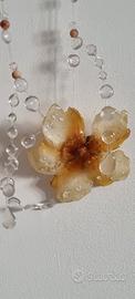 Collana con fiore e gocce in resina 