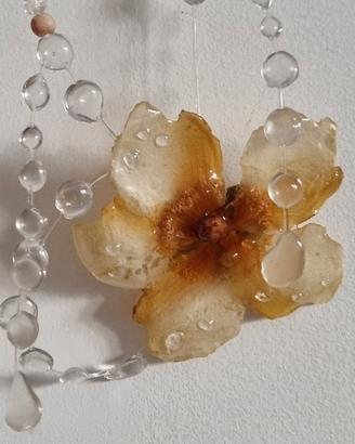 Collana con fiore e gocce in resina 