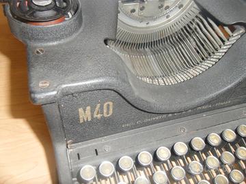 MACCHINA SCRIVERE OLIVETTI M40 KR