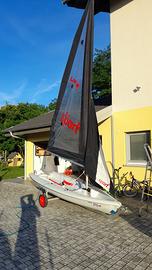 Barca a vela tipo laser