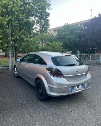 Opel Astra GTC 2006 incidentata – ideale per