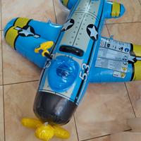 gonfiabile cavalcabile a forma di aereo