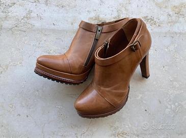 Scarpe con tacco dieci  in cuoio