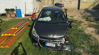 Peugeot 208 anno 2015 diesel incidenta