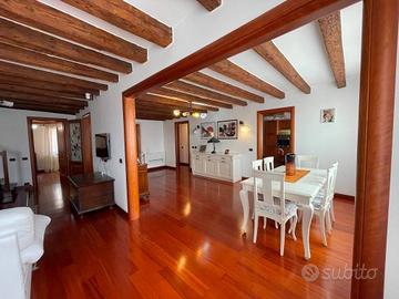 Appartamento di 150 m² con più di 5 locali a Chiog