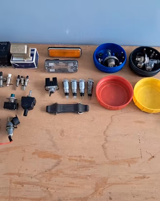 Lotto di interruttori, spie  contatti, lampadine 