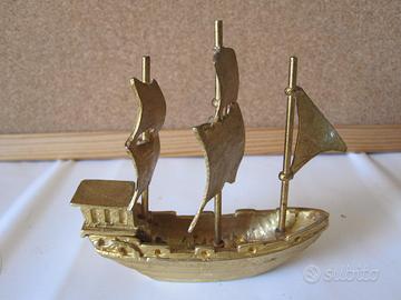 Veliero antico in metallo vascello vintage