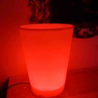 Vaso, fioriera luminoso a led con più colori.