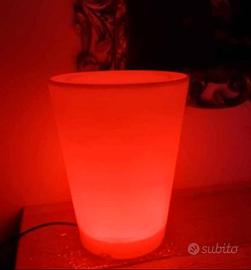 Vaso, fioriera luminoso a led con più colori.