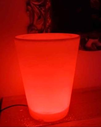 Vaso, fioriera luminoso a led con più colori.