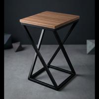 sgabello  in ferro e legno, dal design elegante