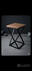sgabello  in ferro e legno, dal design elegante