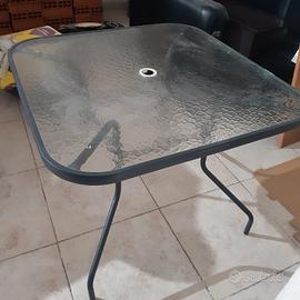 Tavolo da esterno in metallo e vetro temperato 
