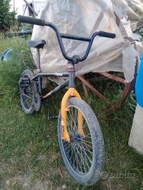 bicicletta bmx con trasportino, marca Btwin