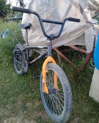 bicicletta bmx con trasportino, marca Btwin