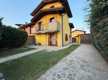 VILLA A SCHIERA D'ANGOLO A QUINTANO