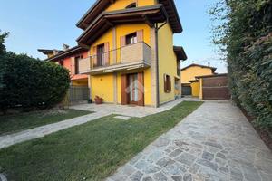 VILLA A SCHIERA D'ANGOLO A QUINTANO