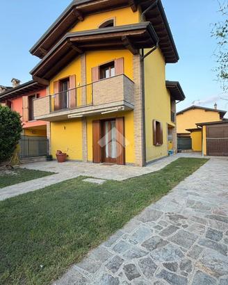 VILLA A SCHIERA D'ANGOLO A QUINTANO